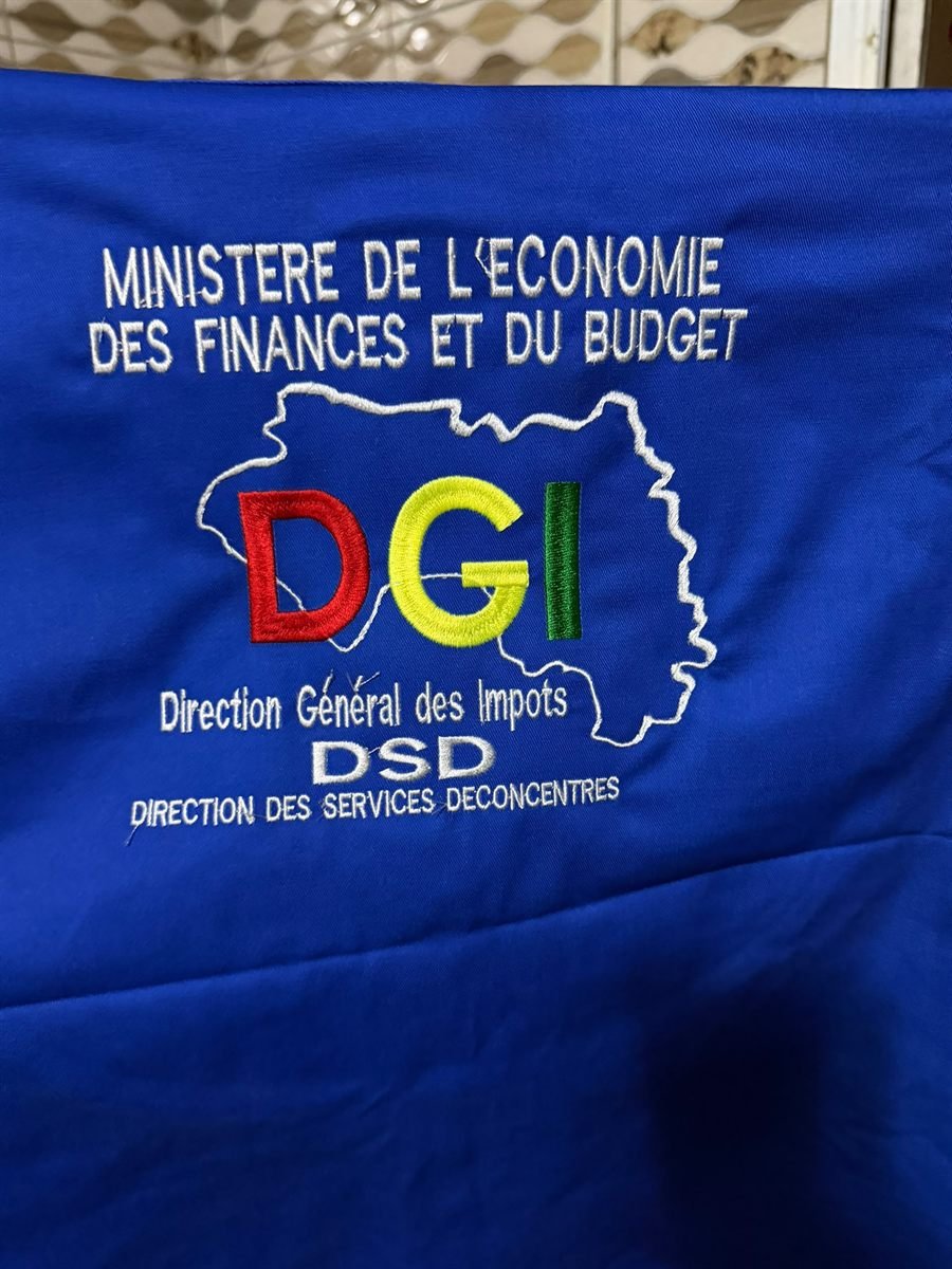 Logo institutionnel Direction Générale des Impôts brodé sur un gilet bleu