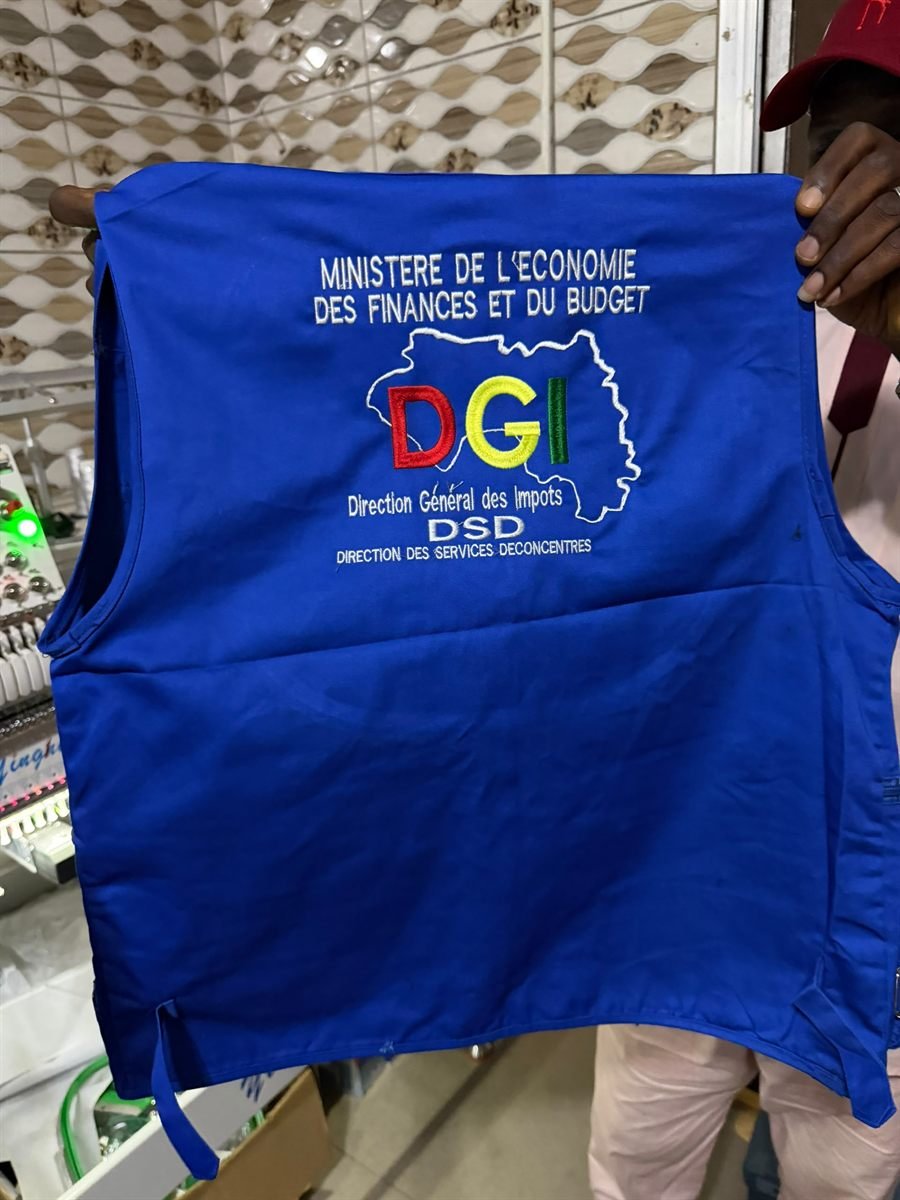 Gilet de service brodé porté, logo Direction Générale des Impôts