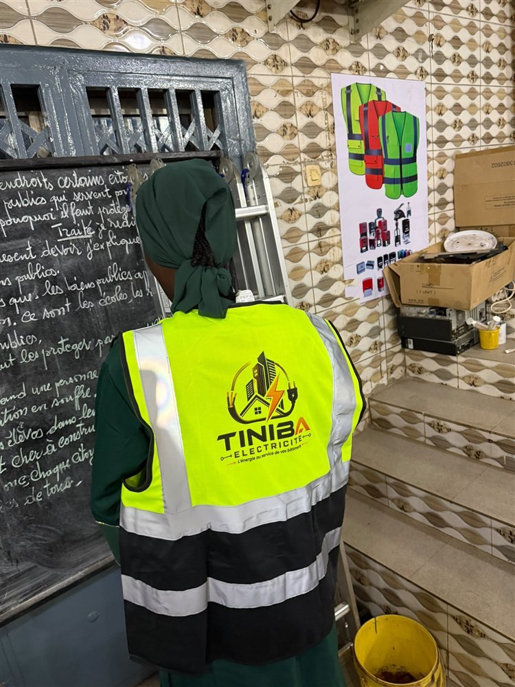 Gilet fluorescent avec logo d'entreprise brodé dans le dos