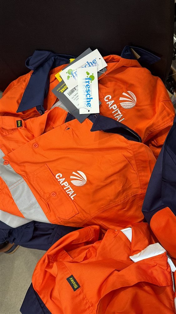 Chemises de travail orange et bleu marine personnalisées avec logo brodé